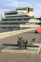 Der Flughafen Berlin Tegel am 10. April 2012. Sollte eigentlich am 2.Juni 2012 geschlossen werden....sollte....fortsetzung folgt....