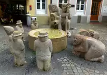 Bad S�ckingen, der Narrenbrunnen vom K�nstler L.Eder von 1973-74 zeigt Figuren der S�ckinger Fastnacht, Juni 2013