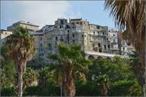 Tropea - Touristennest in Kalabrien.

Heies Bauwerk auf den Klippen. Sommer 2013.