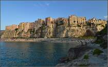 Tropea - Touristennest in Kalabrien.

Nordwestliche Seite des Stdtchens im Abendlicht. Sommer 2013.