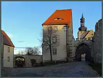 Die westliche Vorburg mit dem Amtshaus und dem Westtor. Im Hintergrund ist der im 14. Jahrhundert erbaute Pariser Turm zu sehen. (Burg Querfurt, 27.12.2013)