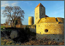 Das Licht der untergehenden Sonne beleuchtet die markanten Trme der Burg Querfurt. Links der  Dicke Heinrich , in der Mitte der Marterturm und im Vordergrund die Sdbastion. (27.12.2013)