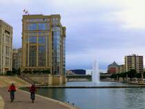 Montpellier, der Fluss Lez, links: das Htel de Rgion (Regionalparlament) 1988 von Ricardo Boffil gebaut, im Hintergrund: das neue Rathaus, rechts: das Stadtviertel Consuls de Mer. Ein Radweg verbindet beide Ufer des Lez: eine flache Betonbrcke einige Zentimeter ber dem Lez und ohne Gelnder. 24.01.2014