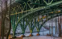 Die St��enseebr�cke in Berlin verbindet mit der Heerstra�e die Ortsteile Spandau-Wilhelmstadt und Berlin-Westend. Sie wurde 1908 - 1909 als Stahlfachwerk-Br�cke errichtet und ist ca. 100 m lang und 20 m hoch. Hier ist der Unterbau der Br�cke mit dem Mittelpfeiler zu sehen. (26.01.2014)