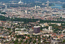 Luftaufnahme von Kln, von SdWest in Richtung NordOst. Die  grne Trennlinie  mittig ist die  Innere Kanalstrae . Unterhalb davon Gebude der Uni-Klinik. Links mitte das Glashochhaus im Mediapark. Rechts oben der Rhein mit der Mlheimer Brcke, darunter die Zoobrcke und davon mittig unterhalb die St. Kunibert-Kirche. 19.09.2005