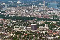 Luftaufnahme von K�ln, von S�dWest in Richtung NordOst. Die  gr�ne Trennlinie  mittig ist die  Innere Kanalstra�e . Unterhalb davon Geb�ude der Uni-Klinik. Links mitte das Glashochhaus im Mediapark. Rechts oben der Rhein mit der M�lheimer Br�cke, darunter die Zoobr�cke und davon mittig unterhalb die St. Kunibert-Kirche. 19.09.2005