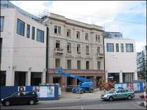 In den Jahren 2003 bis 2005 wurde in Karlsruhe am Rande der Innenstadt ein groes Einkaufszentrum gebaut, fr das eine groe Flche freigerumt werden musste. Inzwischen schreiben wir den 09.07.2005, und die Erffnung des neuen Einkaufszentrum wird in wenigen Wochen stattfinden. In dem Bild, das wieder am Rondell-Platz aufgenommen wurde, ist die alte Fassade des Theaters zu erkennen, das hier einst stand. Die Fassade ist nun in das neue Gebude integriert, und hier befindet sich auch einer der zentralen Eingnge des Einkaufszentrums. 