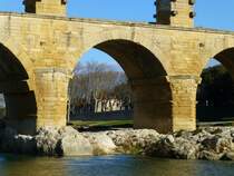 Frankreich, Languedoc, Gard, Detailaufnahme der sdwestlichen Seite des Pont du Gard, mit Blick auf das rechte Ufer des Gard. Vom linken Ufer des Gard aus fotografiert. 31.01.2014
