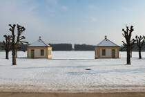 Blick von Schloss Moritzburg in Richtung Osten auf den zugefrorenen See und den Fasanenschlsschen. 30.01.2014
