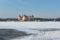 Blick ber den zugefrorenen See auf das Schloss Moritzburg. 30.01.2014 