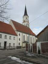Hiltenfingen, St. Silvester Kirche und Pfarrhaus, Langhaus erbaut 1490, verlngert 
durch Michael Stiller 1725, Pfarrhaus erbaut von 1711 bis 1712 durch Georg Hbler 
(01.02.2014)
