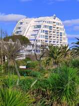 Frankreich, Languedoc, Hrault, La Grande Motte. Der Ort wurde errichtet unter der Prsidentschaft von de Gaulle um den Tourismus im Languedoc zu beleben. Der Erbauer ist der Architekt Jean Balladur. Er gibt den einzelnen Vierteln verschiedene Aspekte seiner Pyramiden. 03.02.2014 