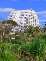 Frankreich, Languedoc, H�rault, La Grande Motte. Der Ort wurde errichtet unter der Pr�sidentschaft von de Gaulle um den Tourismus im Languedoc zu beleben. Der Erbauer ist der Architekt Jean Balladur. Er gibt den einzelnen Vierteln verschiedene Aspekte seiner Pyramiden. 03.02.2014 