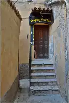Tropea - Touristennest in Kalabrien. Der Eingang zum Restaurant Tropea Vecchia ist links an der Treppe vorbei, nur f�r schm�chtige Personen. Sommer 2013.
