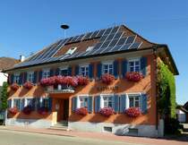 Sasbach am Kaiserstuhl, das Rathaus der bekannten Weinbaugemeinde, Aug.2013