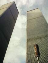 Noch ein Bild aus der Zeit vor 9/11:
Die beiden T�rme des World Trade Centers in New York.
Das Bild ist ein Scan eines Papierabzuges, fotografiert im Herbst 2000.