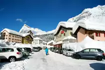Trotz des Schneechaos geht das Leben seinen gewohnten Gang in San Bernardino. F�r die vielen Touristen, die bei dem traumhaften Wetter hier hochpilgerten, gab es gen�gend Parkpl�tze, die Stra�en waren ger�umt und bei sch�nen Sonnenschein konnte man sogar auf den Caf�-Terrassen sitzen; 09.02.1014