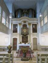 Cadolzburg, Altarwand mit Orgel der Markgrafenkirche St. Ccilia, Taufstein von 1751 (09.02.2014)