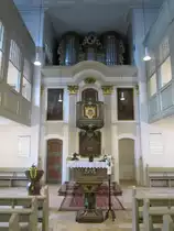 Cadolzburg, Altarwand mit Orgel der Markgrafenkirche St. C�cilia, Taufstein von 1751 (09.02.2014)