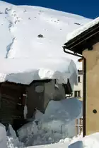 Schneewehen an einem Haus in Hinterrhein, 09.02.2014