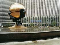 Noch ein Bild aus der Zeit vor 9/11:
 The Sphere , eine Skulptur des bayerischen K�nstlers Fritz Koenig. Die Skulptur wurde beim Zusammensturz des WTC am 11.9.2001 besch�digt, aber nicht zerst�rt und steht heute als Denkmal im New Yorker Battery Park.
Das Bild ist ein Scan eines Papierabzuges, fotografiert im Herbst 1998.