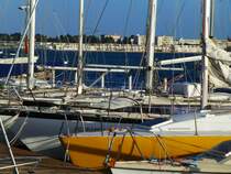 Frankreich, Languedoc, Hrault, Bouzigues am tang de Thau, Blick auf den Hafen und auf Balaruc les Bains im Hintergrund. 06.02.2014