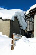 Kaum noch ist das Schild vom Dorfladen zu erkennen. Hinterrhein, 09.02.2014