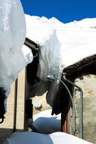 Bizarre Schneeverwehungen an Gebuden in Hinterrhein; 09.02.2014