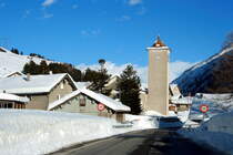 Mit der Dorfansicht von Hinterrhein beginne ich eine Serie, die die Schneemassen in der Bndner Gemeinde Rheinwald dokumentiern soll. Bei Sonnenschein sieht alles nach einem perfekten Winteridyll aus. Doch das letzte Bild zeigt die Region beim harten Schneeeinbruch mit Fhnsturm. Selbst ich bin mit meinem Auto beim Fliehen vor dem Whiteout rckwrts in eine 2 m hohe Schneewand gefahren. Man sah nichts! Selbst die Rckfahrsensoren versagten! Hinterrhein, 09.02.2014