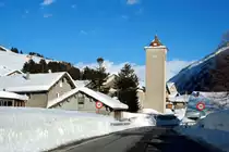 Mit der Dorfansicht von Hinterrhein beginne ich eine Serie, die die Schneemassen in der B�ndner Gemeinde Rheinwald dokumentiern soll. Bei Sonnenschein sieht alles nach einem perfekten Winteridyll aus. Doch das letzte Bild zeigt die Region beim harten Schneeeinbruch mit F�hnsturm. Selbst ich bin mit meinem Auto beim Fliehen vor dem Whiteout r�ckw�rts in eine 2 m hohe Schneewand gefahren. Man sah nichts! Selbst die R�ckfahrsensoren versagten! Hinterrhein, 09.02.2014