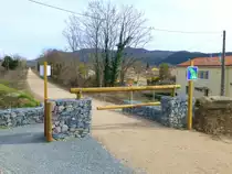 Frankreich, Languedoc, H�rault, Radweg  Passa Pa�s  von Mazamet (Tarn) nach B�darieux (Haut-Languedoc) auf der fr�heren Eisenbahnstrecke Mazamet-B�darieux. Gut abgesicherte Strassenkreuzungen, hier in H�r�pian (bei B�darieux). 09.02.2014