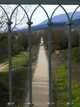 Frankreich, Languedoc, Hérault, Radweg  Passa Païs  von Mazamet (Tarn) nach Bédarieux (Haut-Languedoc) auf der früheren Eisenbahnstrecke Mazamet-Bédarieux. Blick nach Westen auf den Radweg von einer Brücke bei Hérépian aus. 09.02.2014 