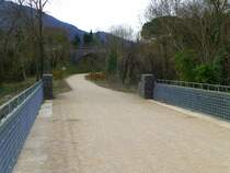 Frankreich, Languedoc, Hrault, Radweg  Passa Pas  von Mazamet (Tarn) nach Bdarieux (Haut-Languedoc) auf der frheren Eisenbahnstrecke Mazamet-Bdarieux. Blick auf den Radweg westlich von le Poujol-sur-Orb. 09.02.2014 