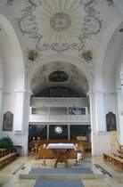 Rieden am Forggensee, Orgelempore und Volksaltar der Pfarrkirche zu den hl. fnf 
Wunden (20.02.2014)