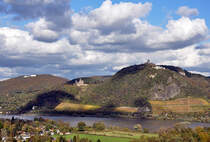 Siebengebirge mit den 3 markanten Gebuden. Links Hotel Petersberg (dient auch als Gstehaus der Bundesregierung), mittig Schloss Drachenburg (1882 bis 1884 erbaut) und rechts Burg Drachenfels (Burgruine und Drachenfelsrestaurant) - 30.10.2013