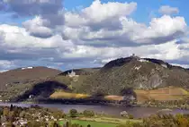 Siebengebirge mit den 3 markanten Geb�uden. Links Hotel Petersberg (dient auch als G�stehaus der Bundesregierung), mittig Schloss Drachenburg (1882 bis 1884 erbaut) und rechts Burg Drachenfels (Burgruine und Drachenfelsrestaurant) - 30.10.2013