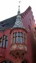Freiburg, einer der beiden pr�chtigen Erker am Historischen Kaufhaus am M�nsterplatz, Dez.2013