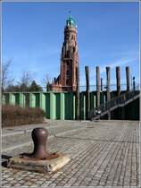 Bremerhaven. Das Oberfeuer Bremerhaven wird nach seinem Erbauer auch Simon-Loschen-Leuchtturm genannt. Hier ist er vom Schleusengarten zu sehen. 23.02.2014