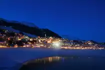 Am Einlauf vom Inn �ber den St. Moritzersee steigt leichter Nebel auf. Blick �ber den See auf St Moritz in der Abendd�mmerung vom 22.04.2014
