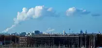 Vom Flughafen K�ln aus die Skyline von K�ln mit Fernsehturm und Dom und dar�ber die RWE-Kraftwerkwolken - 02.02.2014