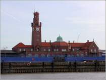 Cuxhaven. Die zu Beginn des 20. Jahrhunderts errichteten Hapag-Hallen waren das Passagierterminal fr die Auswanderer. Heute steht dieser Gebudekomplex unter Denkmalschutz. Der Hapag-Turm und der Kuppelsaal ragen ber die Dachlinie hinaus. 24.02.2014