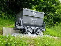 Buggingen, seit 2009 steht die restaurierte F�rderlore(Hunt) am Kali-Stollen-Museum, Mai 2013