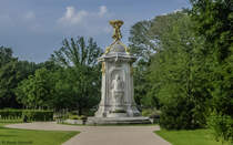 Im Berliner Tiergarten befindet sich das 1904 erschaffene Komponistendenkmal (auch: Beethoven-Haydn-Mozart-Denkmal). Es ist eine Arbeit des Bildhauers Rudolf Siemering, der hierbei von seinem Sohn, dem Architekten Wolfgang Siemering, betreut wurde. Laut Berliner Senatsverwaltung fr Stadtentwicklung ist es  eines der wenigen Beispiele symbolistischer Kunst im ffentlichen Raum . Im Bild ist die sdliche Seite des Denkmals zu sehen, wo die Halbfigur Ludwig van Beethovens angebracht ist. (06.07.2012)