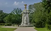Im Berliner Tiergarten befindet sich das 1904 erschaffene Komponistendenkmal (auch: Beethoven-Haydn-Mozart-Denkmal). Es ist eine Arbeit des Bildhauers Rudolf Siemering, der hierbei von seinem Sohn, dem Architekten Wolfgang Siemering, betreut wurde. Laut Berliner Senatsverwaltung f�r Stadtentwicklung ist es  eines der wenigen Beispiele symbolistischer Kunst im �ffentlichen Raum . Im Bild ist die s�dliche Seite des Denkmals zu sehen, wo die Halbfigur Ludwig van Beethovens angebracht ist. (06.07.2012)