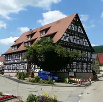 Steinach im Kinzigtal, das sch�ne Fachwerkhaus von 1716 beherbergte bis 2003 den Gasthof  Schwarzer Adler , Juli 2013