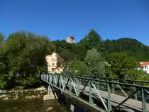 Waldkirch, die Fu�g�ngerbr�cke �ber das Fl��chen Elz, hoch oben die Ruine Kastelburg, Sept.2013