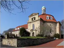 Georgsmarienh�tte. Im Stadtteil Holzhausen steht das Mitte der 1920er Jahre fertiggestellte Kloster Ohrbeck, das von Franziskanern betrieben wird. Im Vordergrund die 1929 geweihte Klosterkirche. 06.03.2014