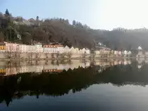Spiegelung der H�userzeile an der Angerstra�e (linke Donauseite) von Passau; 140308