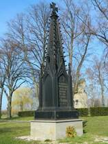 Schinkel-Tabernakel in Grogrschen, erbaut 1817/18. Innenschrift:  Die gefallenen Helden ehrt dankbar Knig und Vaterland. Sie ruhn in Frieden - Gr. Grschen den 2ten Mai 1813.  Ursprnglich stand dieses Denkmal auf dem Monarchenhgel. 1980 wurde es restauriert und steht seit 1985 am heutigen Platz. 
Zwei Tage vor den Feierlichkeiten zum 199. Jahrestag der Schlacht bei Grogrschen (2012) schlug in diesem Denkmal ein Blitz ein und zerstrte einen groen Teil des Sockels, welcher nahezu  ber Nacht  von einem einheimischen Steinmetz wieder repariert wurde. 
Aufnahme vom 09.03.2014 
  