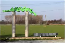 Bramsche. Gegen�ber der Wasserburg Alt Barenaue wurde 2009 das R�mische Portal mit Olivenzweig (Friedensbogen) des K�nstlers Heinrich Brummack errichtet. Auf dem Olivenzweig ist der Schriftzug VIVAT HUMANUS CULTUS CIVILISQUE zu lesen. �bersetzt hei�t es: Es lebe die menschliche und gesellschaftliche Kultur. 06.03.2014